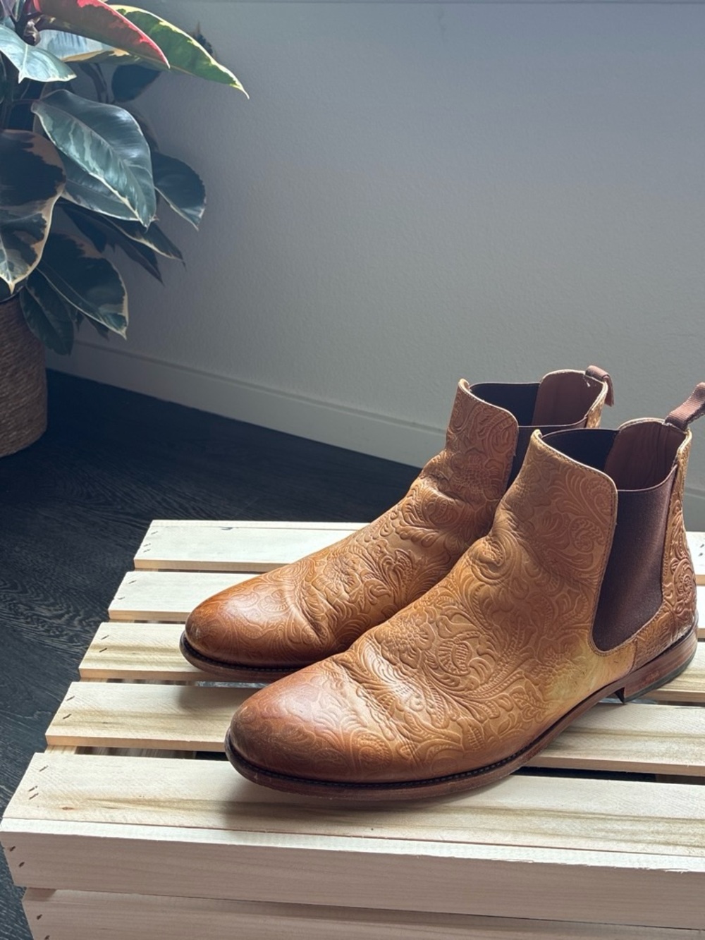 TAFT Men's Embossed Tan Chelsea Boots